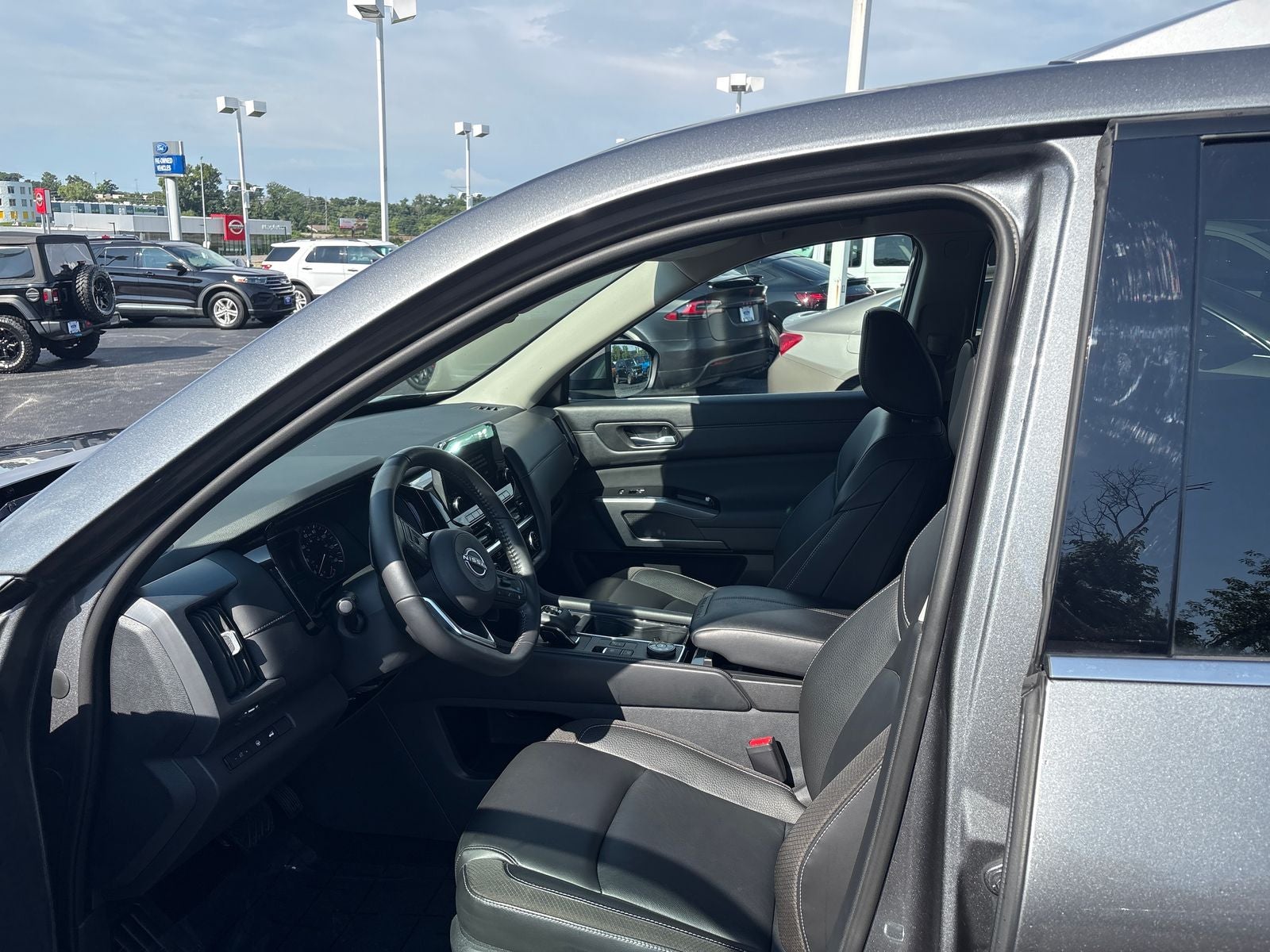 2025 Nissan Pathfinder SL
